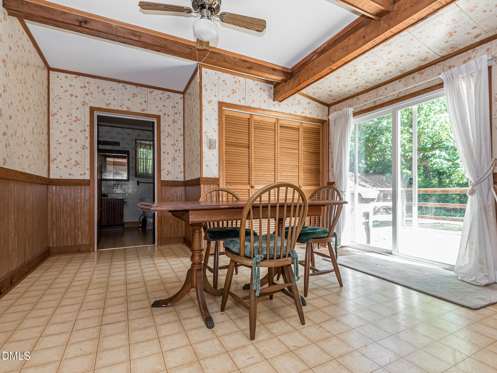 381 Royal Road Roseboro, NC 28382 - Photo 10 of 30 a dining room with furniture and large windows
