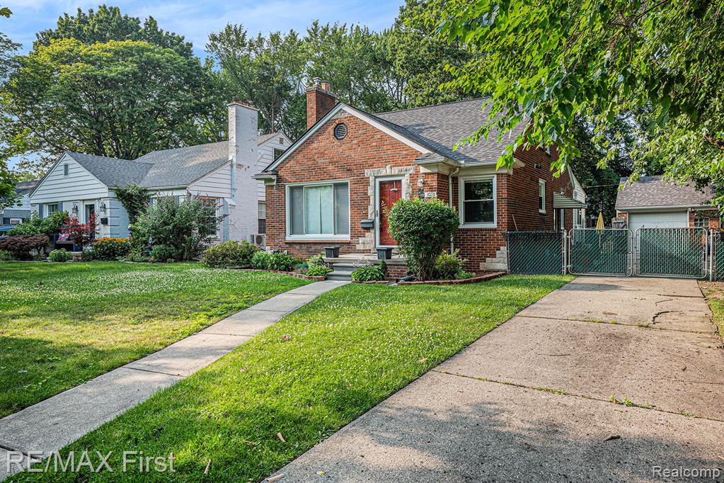 1070 Hampton Road Grosse Pointe Woods, MI 48236 - Photo 3 of 22