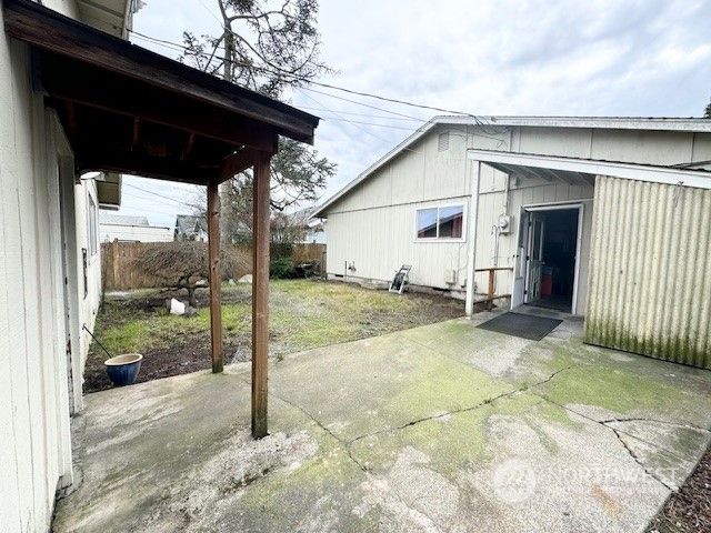 a view of backyard of the house