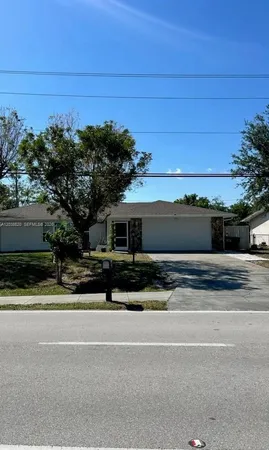 $1,900 | 4020 Country Club Boulevard, Cape Coral, FL 33904