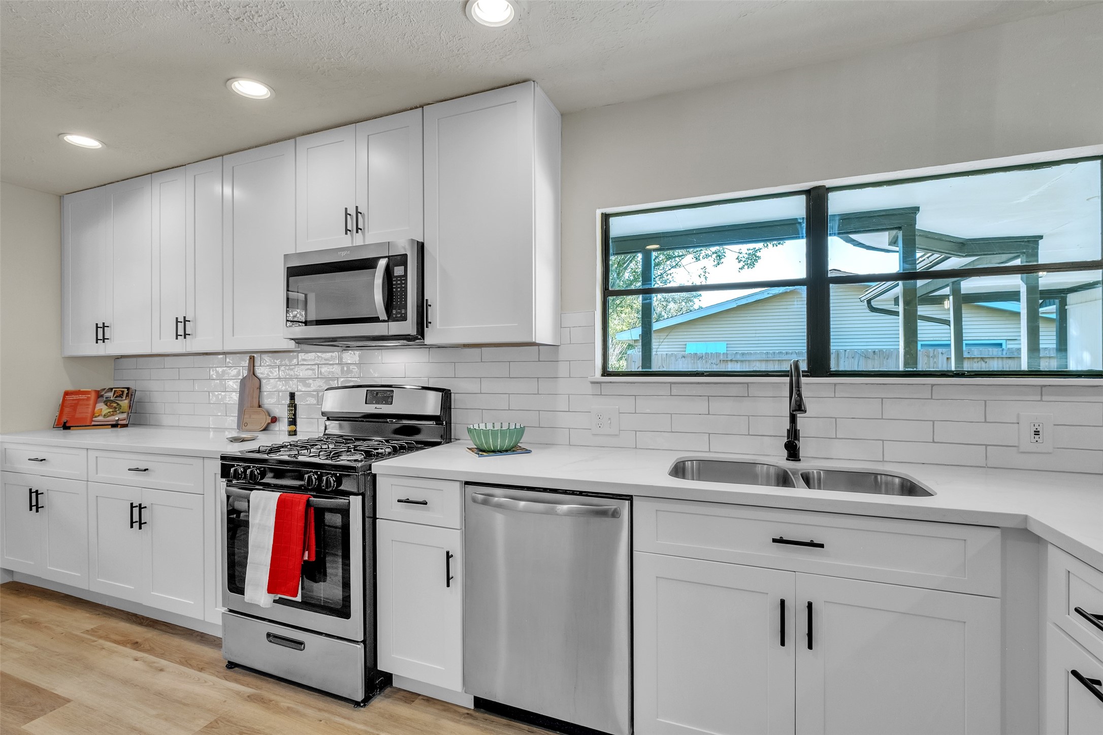 5502 Hewitt Drive Houston, TX 77092 - Photo 14 of 34