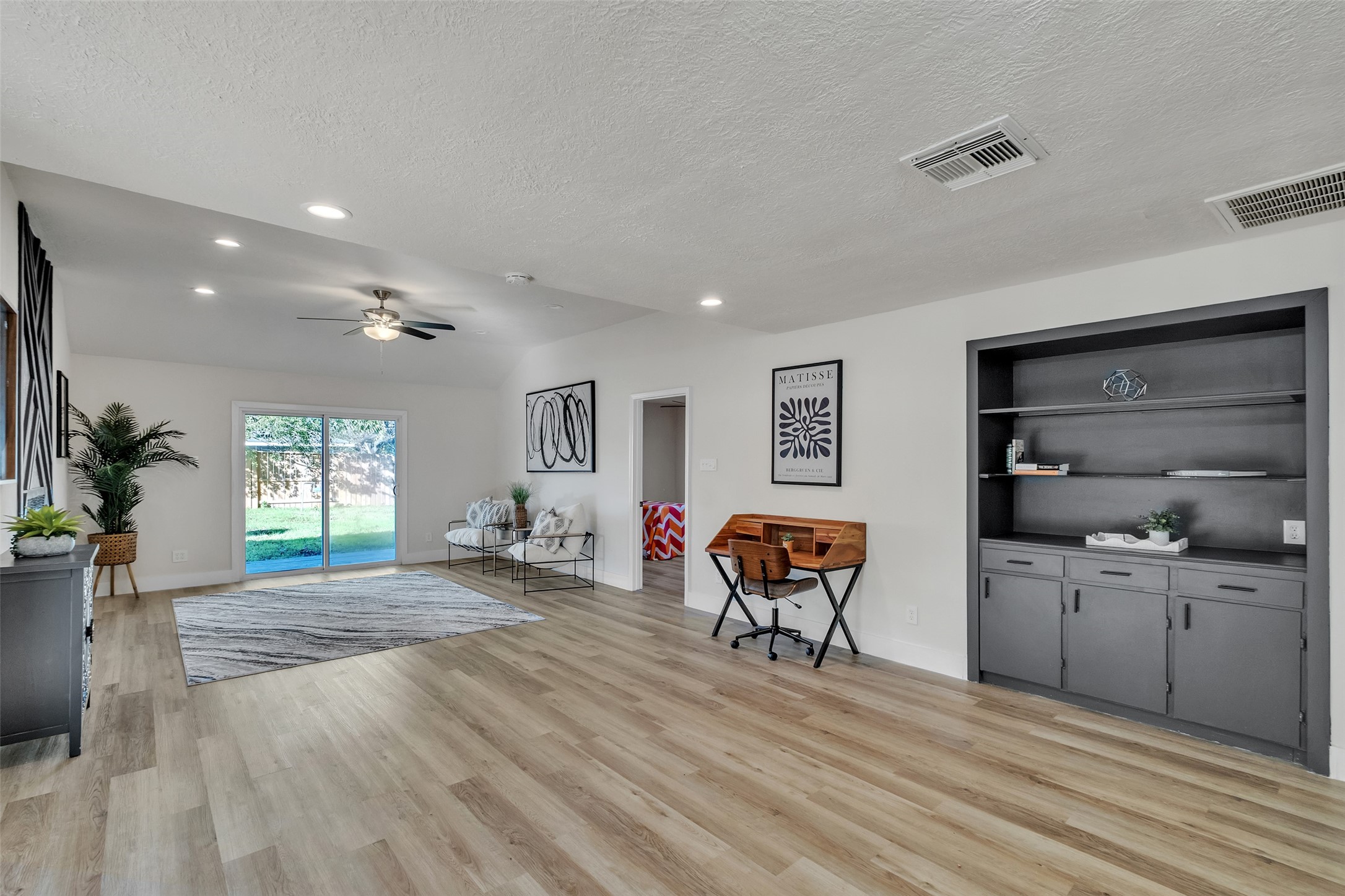 5502 Hewitt Drive Houston, TX 77092 - Photo 8 of 34