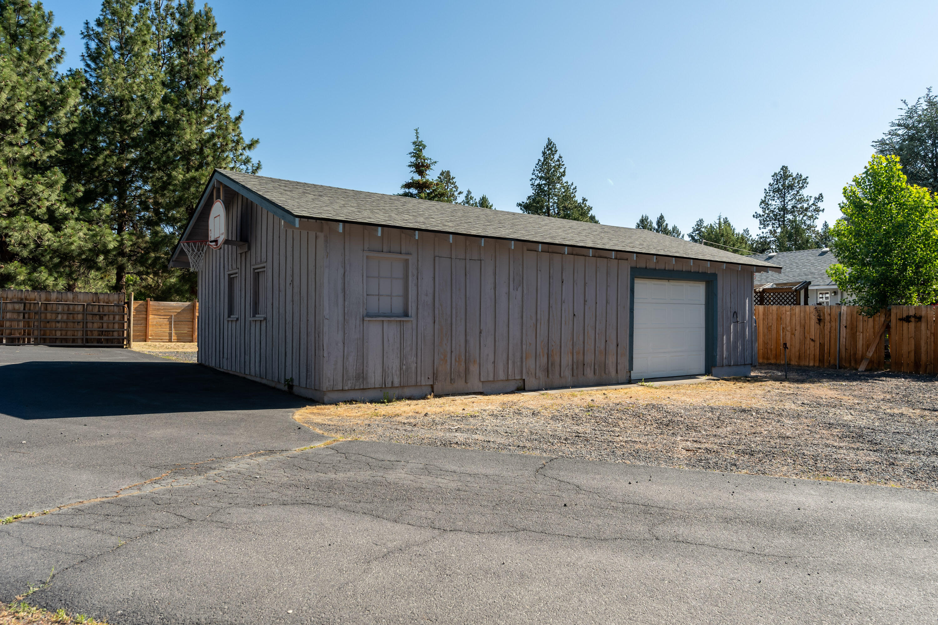 61235 Benham Road Bend, OR 97702 - Photo 27 of 47 TPark_2534_061725-HDR