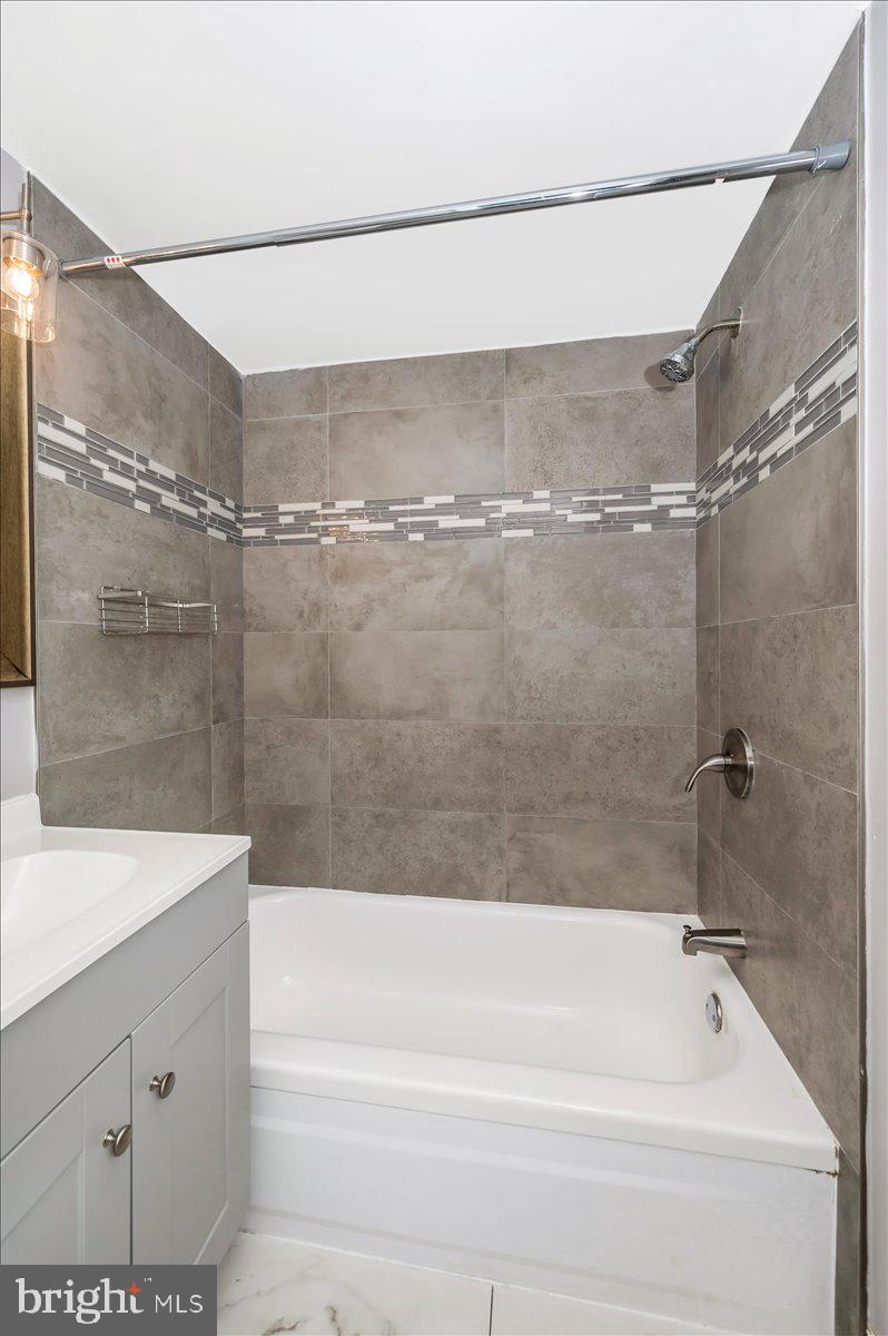 11368 Cherry Hill Road, Unit 1Q204 Beltsville, MD 20705 - Photo 27 of 46 a bathroom with a bathtub and a sink