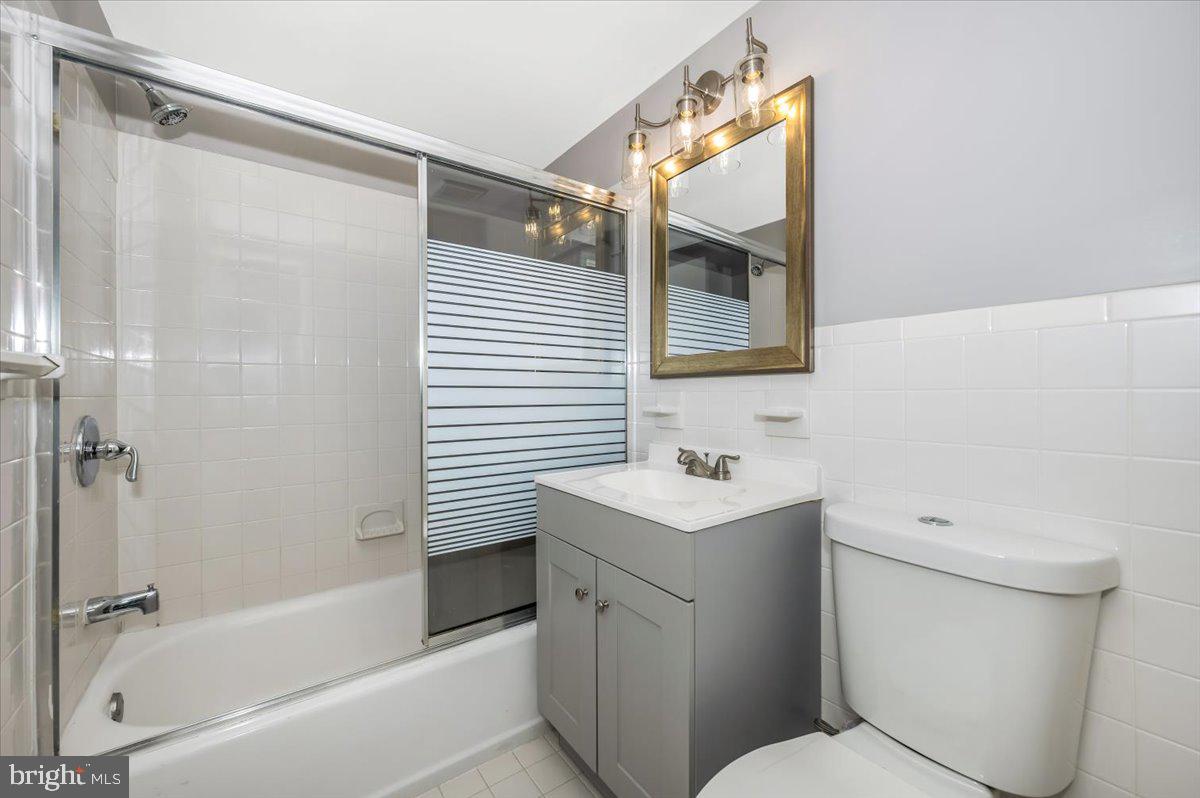 11368 Cherry Hill Road, Unit 1Q204 Beltsville, MD 20705 - Photo 32 of 46 a bathroom with a toilet a sink and bathtub