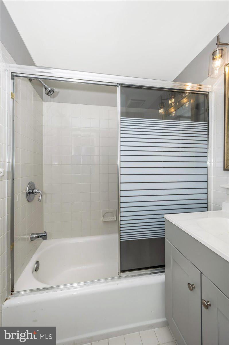 11368 Cherry Hill Road, Unit 1Q204 Beltsville, MD 20705 - Photo 33 of 46 a bathroom with a bathtub and a shower