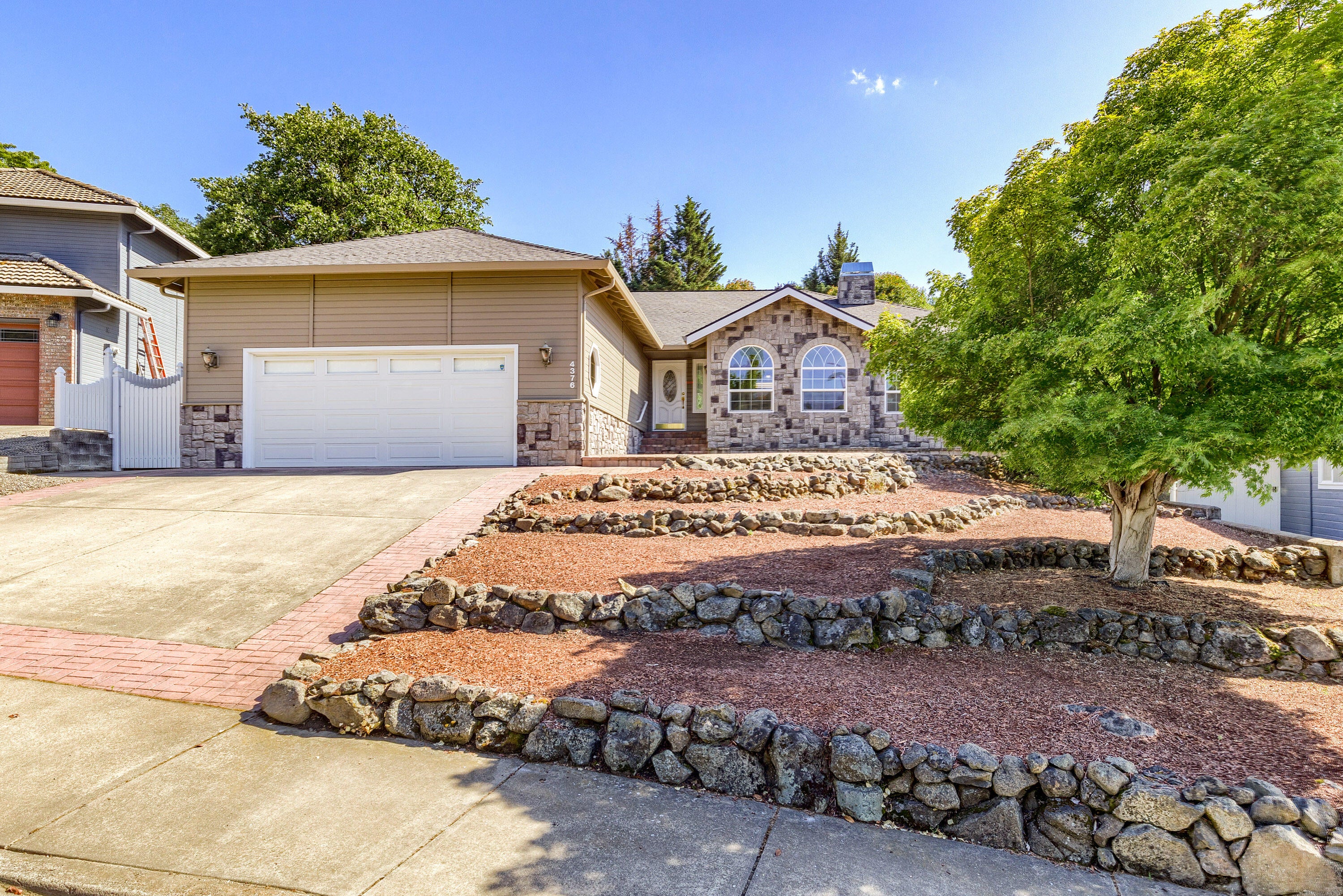 4376 Innsbruck Ridge Medford, OR 97504 - Photo 3 of 51 IR(4)