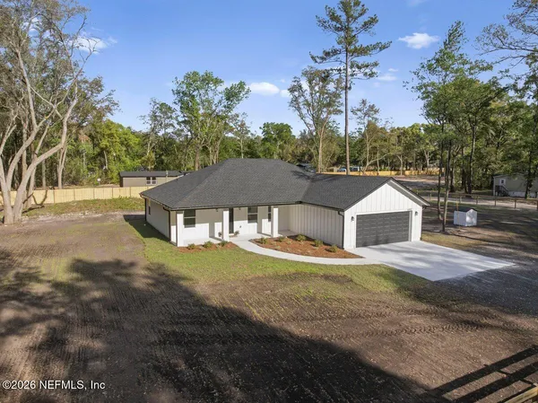 a view of a house with backyard and garden
