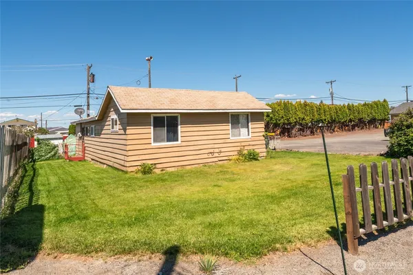 $160,000 | 323 East Grand Coulee Avenue, Grand Coulee, WA 99133
