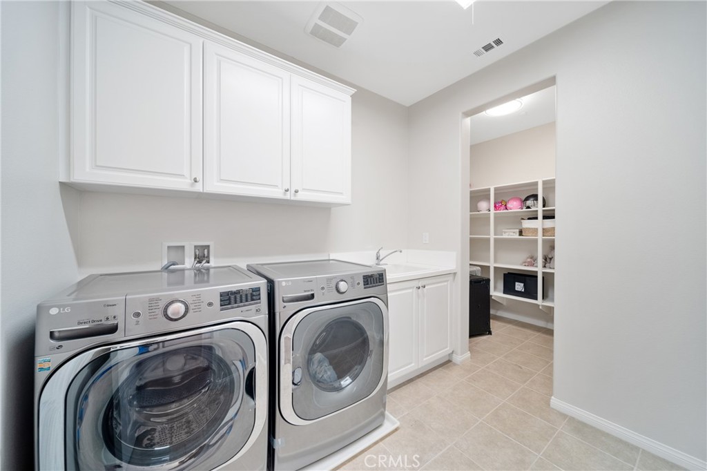 323 La Ventana Drive Brea, CA 92823 - Photo 27 of 47 a utility room with dryer and washer