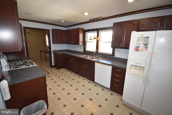 $299,900 | 165 West Federal Street, Burlington, NJ 08016