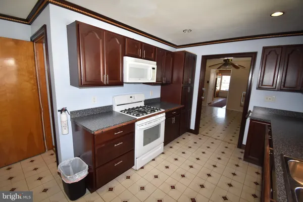 $299,900 | 165 West Federal Street, Burlington, NJ 08016