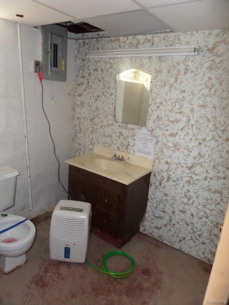 9124 Meyers Road Detroit, MI 48228 - Photo 22 of 22 22-Lav.jpg