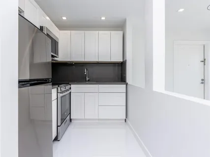 $1,800 | 2420 Diana Drive, Unit 207, Hallandale Beach, FL 33009