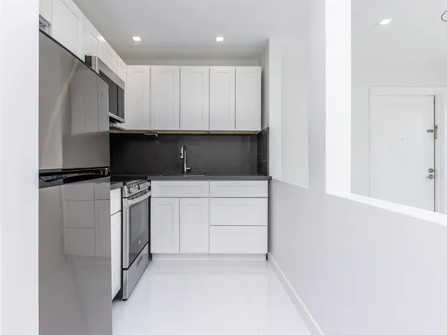 $1,800 | 2420 Diana Drive, Unit 207, Hallandale Beach, FL 33009