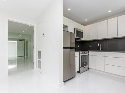 $1,800 | 2420 Diana Drive, Unit 207, Hallandale Beach, FL 33009