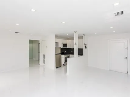 $1,800 | 2420 Diana Drive, Unit 207, Hallandale Beach, FL 33009