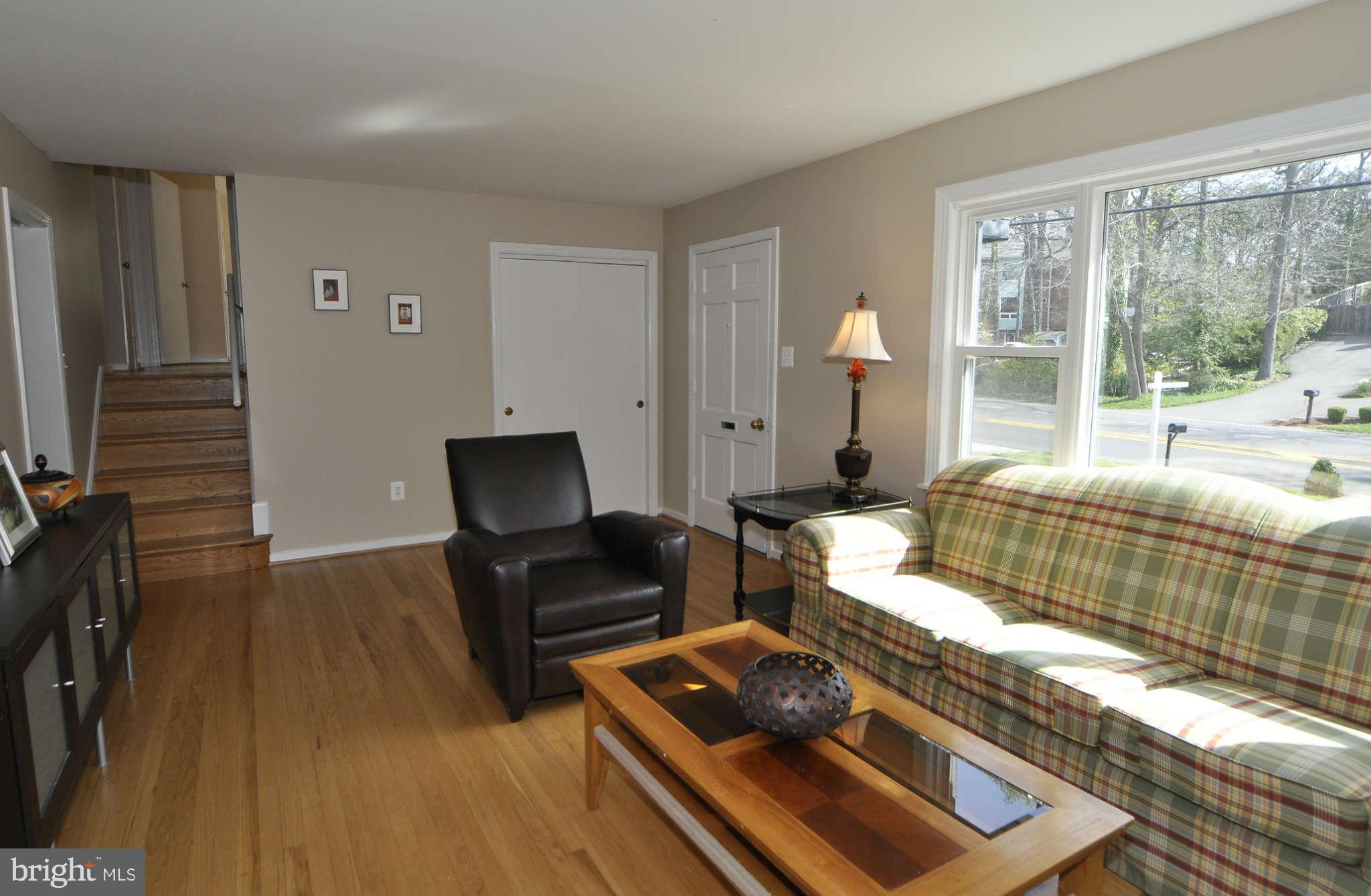 7104 Fort Hunt Road Alexandria, VA 22307 - Photo 21 of 28 Living Room