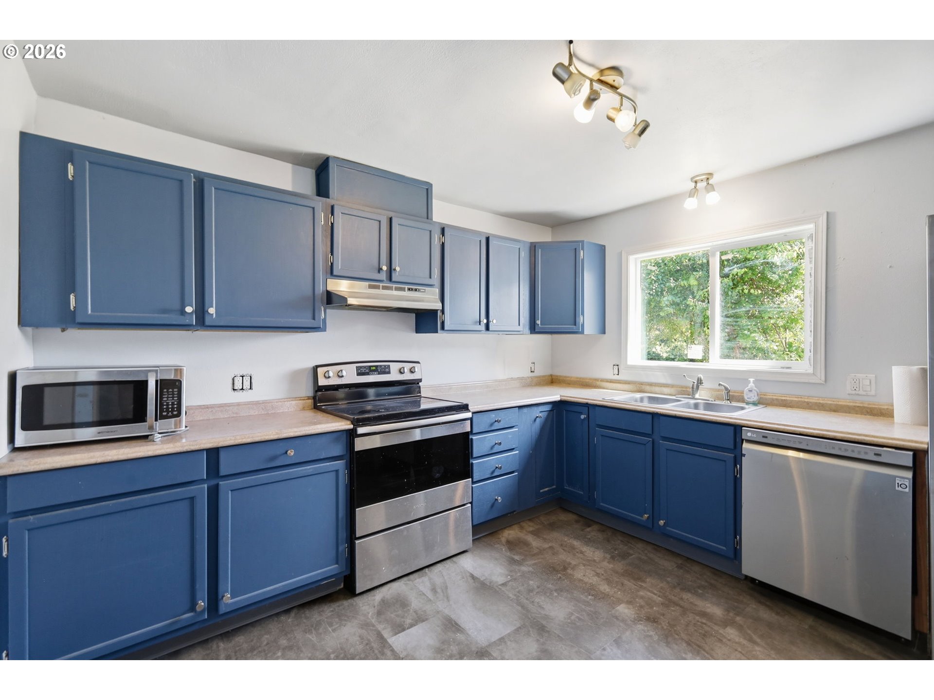 5135 C Street Springfield, OR 97478 - Photo 10 of 30