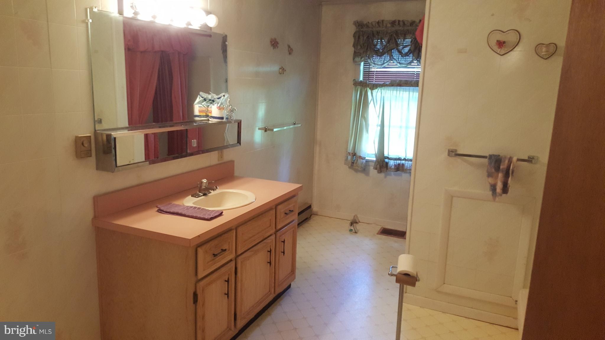 180 Baker Road Fayetteville, PA 17222 - Photo 16 of 18 Bath