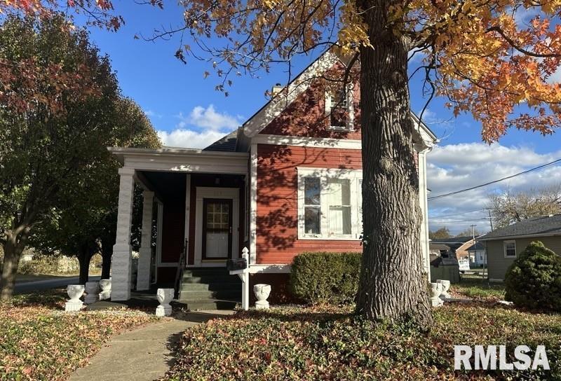 204 North Maple Street Christopher, IL 62822 - Photo 2 of 29 a front view of a house
