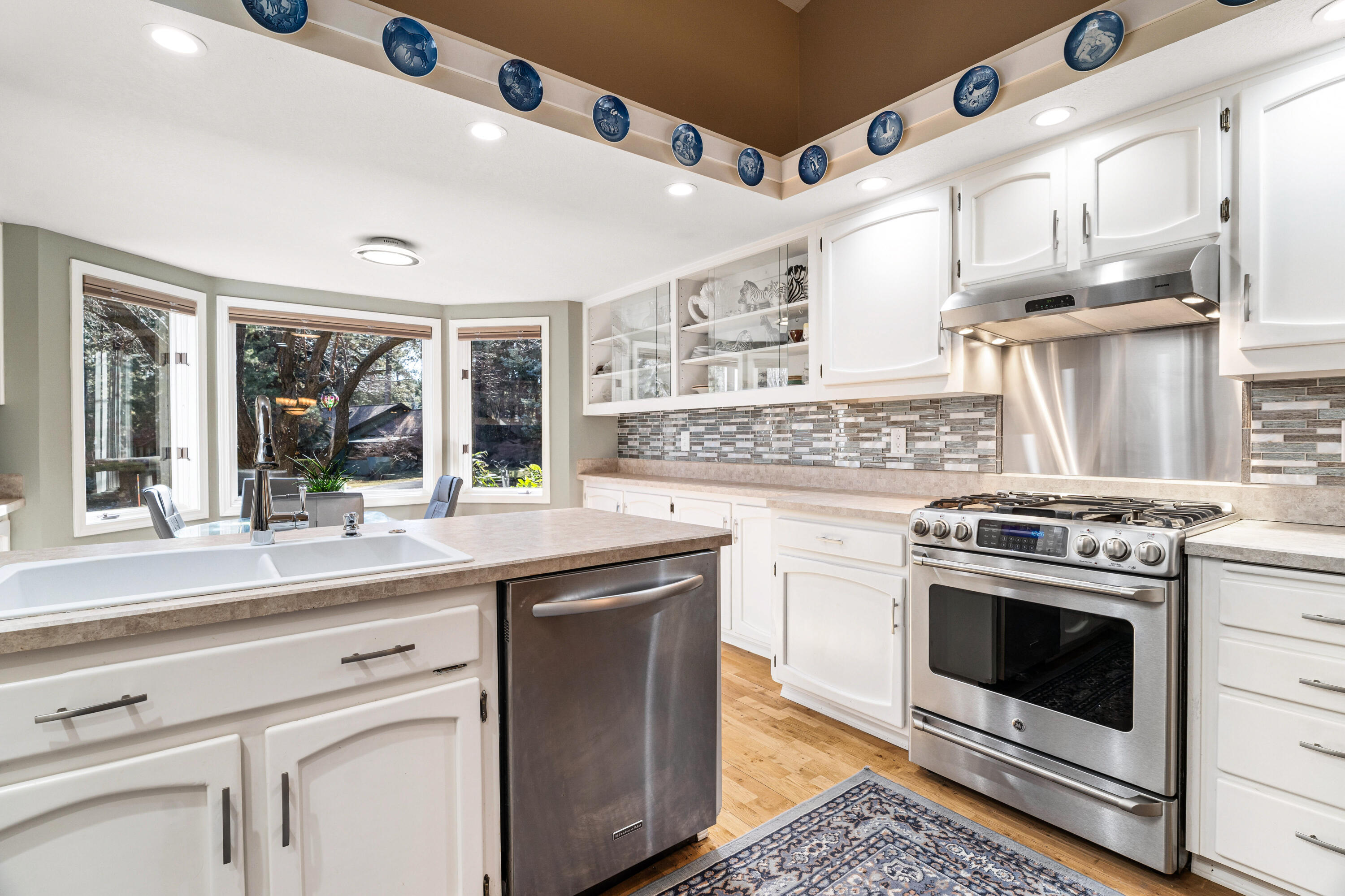 20388 Mission Ridge Court Bend, OR 97702 - Photo 9 of 46 23-Kitchen