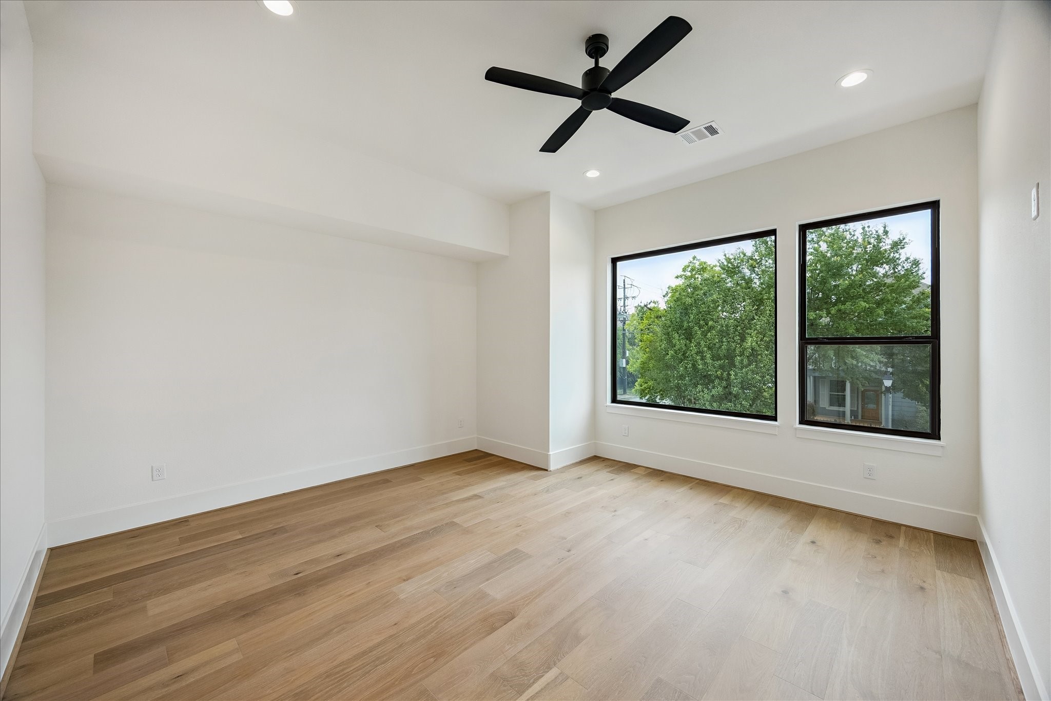 122 East 4th Street Houston, TX 77007 - Photo 27 of 38 Bedroom #3 – offers an en-suite bath and walk-in closet. Features a ceiling fan, recessed lighting, and wood flooring.