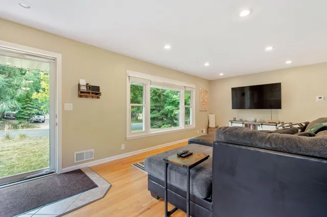 $3,000 | 1605 Pennsylvania Avenue South, St. Louis Park, MN 55426