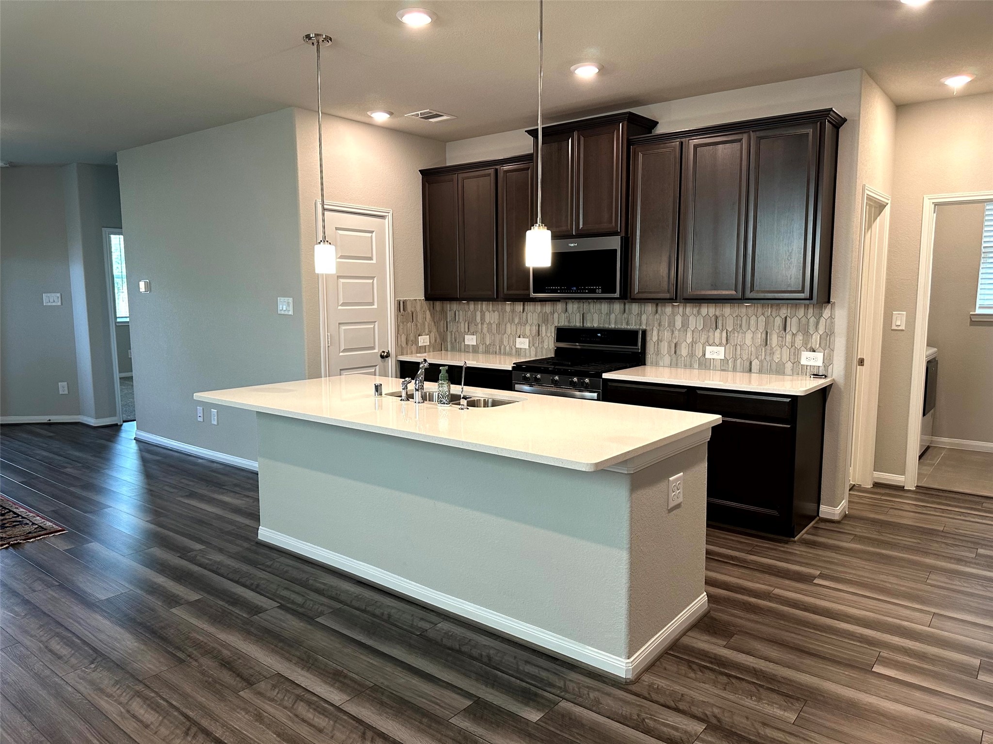 7072 Silverleaf Oak Street Conroe, TX 77304 - Photo 3 of 18 Large island with bar.