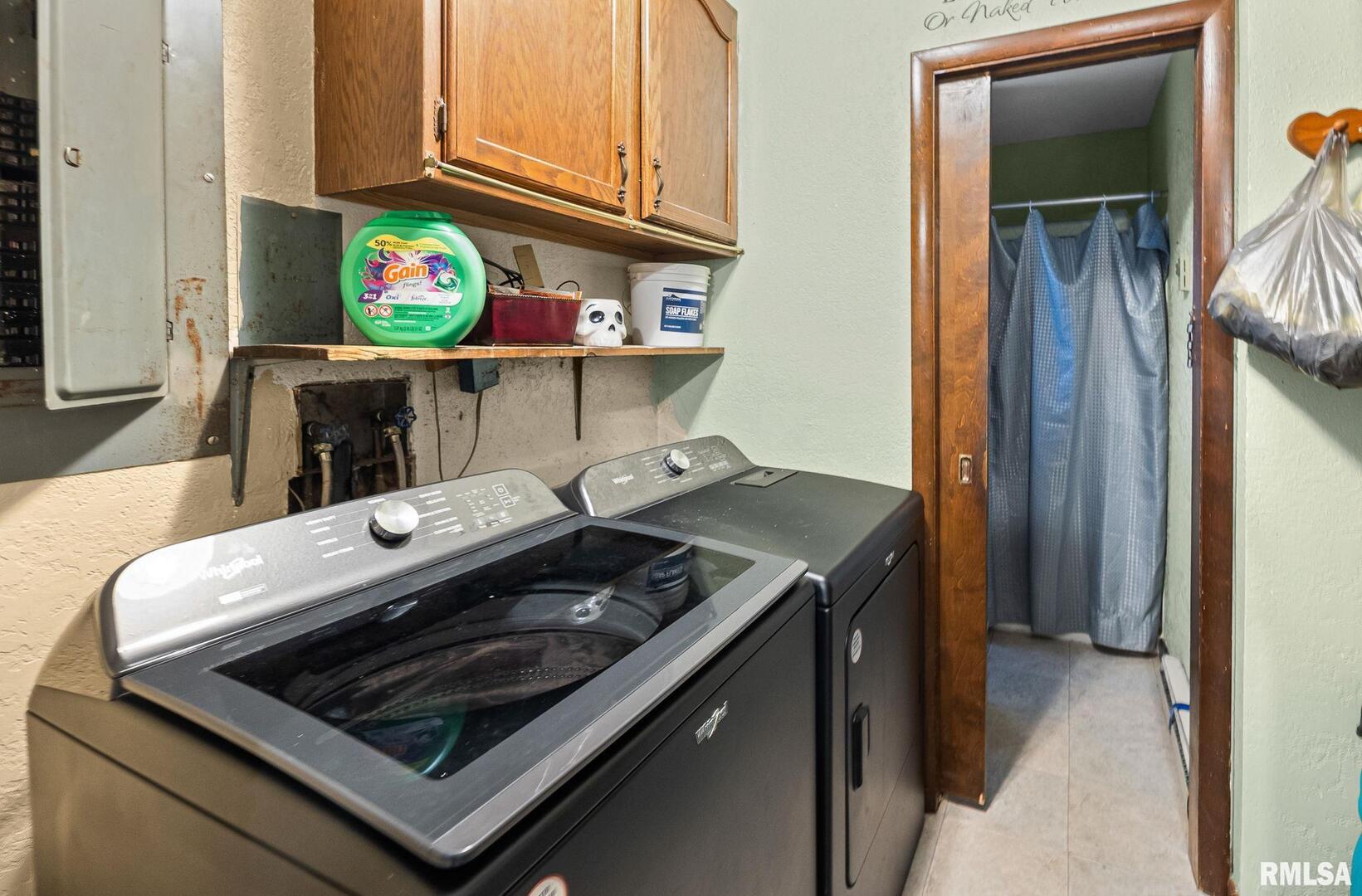 103 Middleton Street Iuka, IL 62849 - Photo 19 of 27 a stove top oven sitting inside of a kitchen