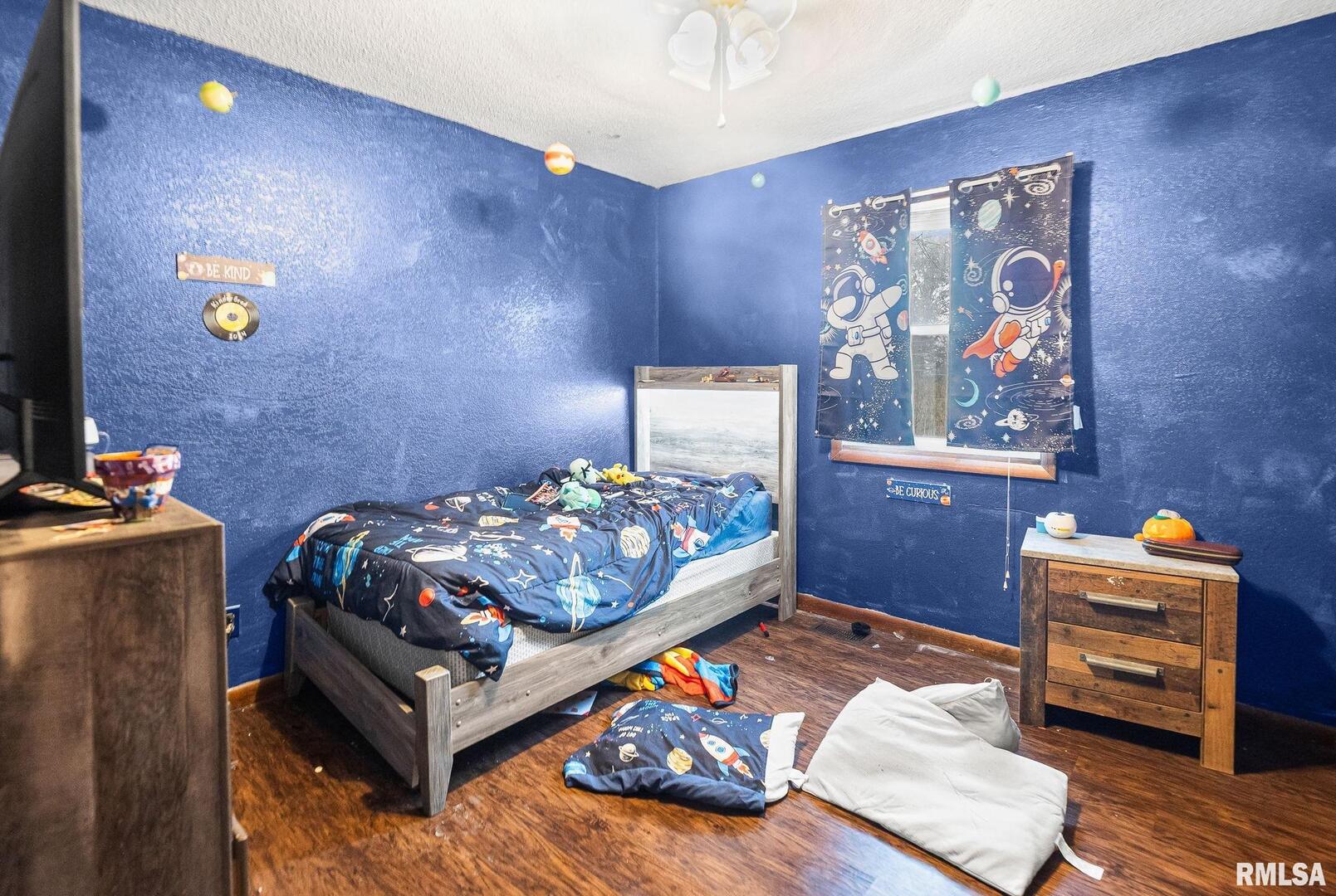 103 Middleton Street Iuka, IL 62849 - Photo 20 of 27 a bedroom with furniture and a bed