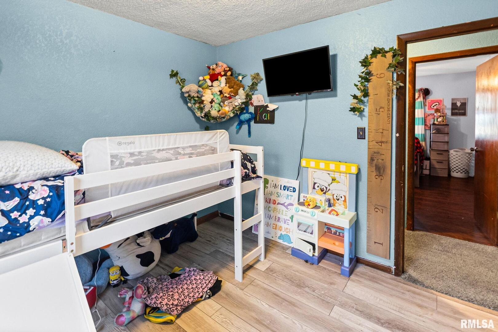 103 Middleton Street Iuka, IL 62849 - Photo 23 of 27 a living room with furniture and a flat screen tv
