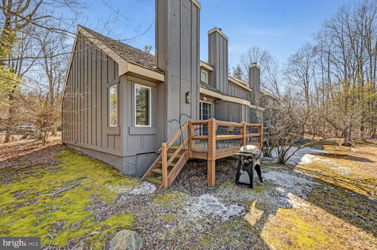 390 Snow Ridge Cir Lake Lake Harmony, PA 18624 - Photo 4 of 60 a backyard of a house with table and chairs
