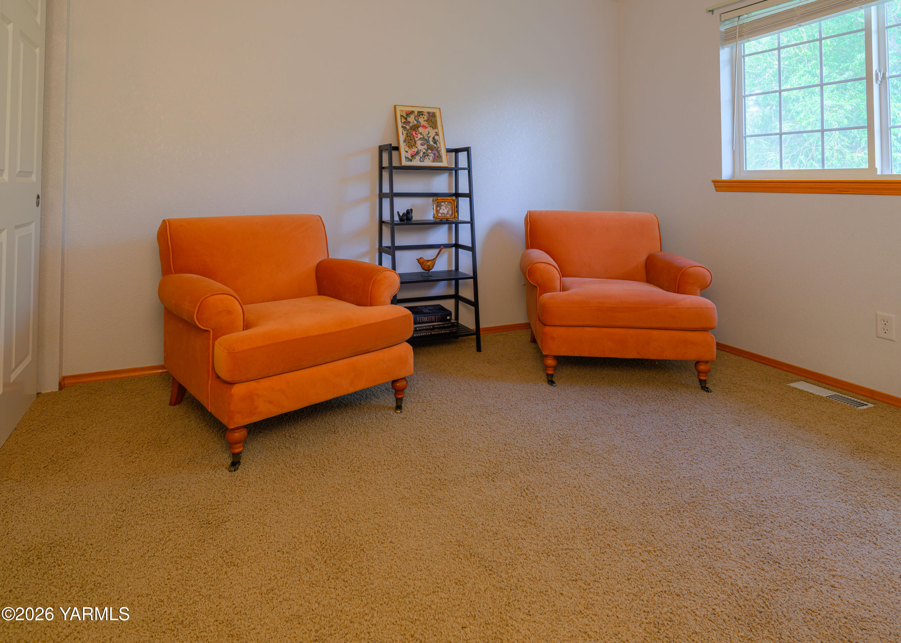 115 Lyle Loop Selah, WA 98942 - Photo 14 of 42 Main floor bedroom