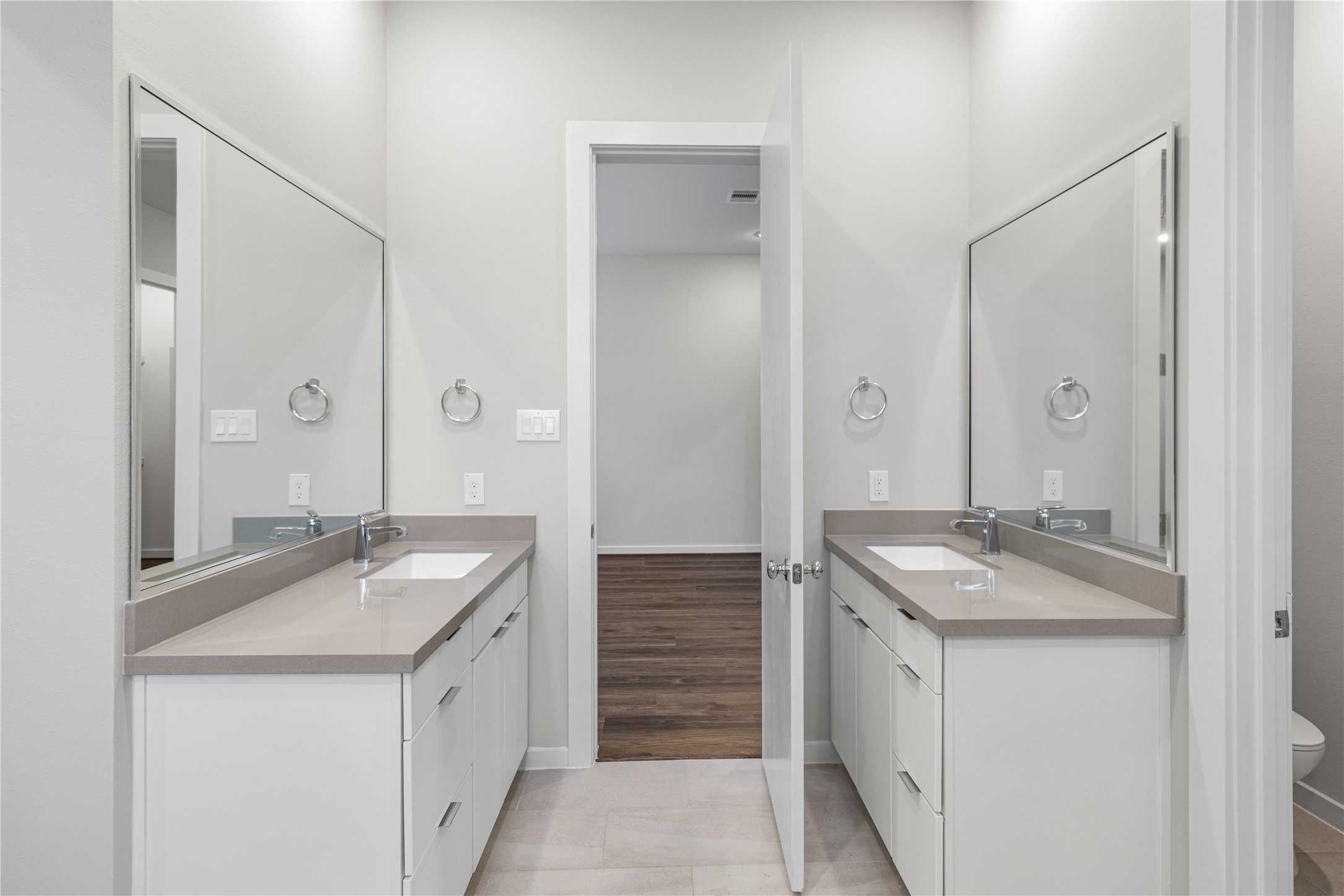 606 Thornton Road, Unit C Houston, TX 77018 - Photo 19 of 23 PRIMARY BEDROOM BATHROOM