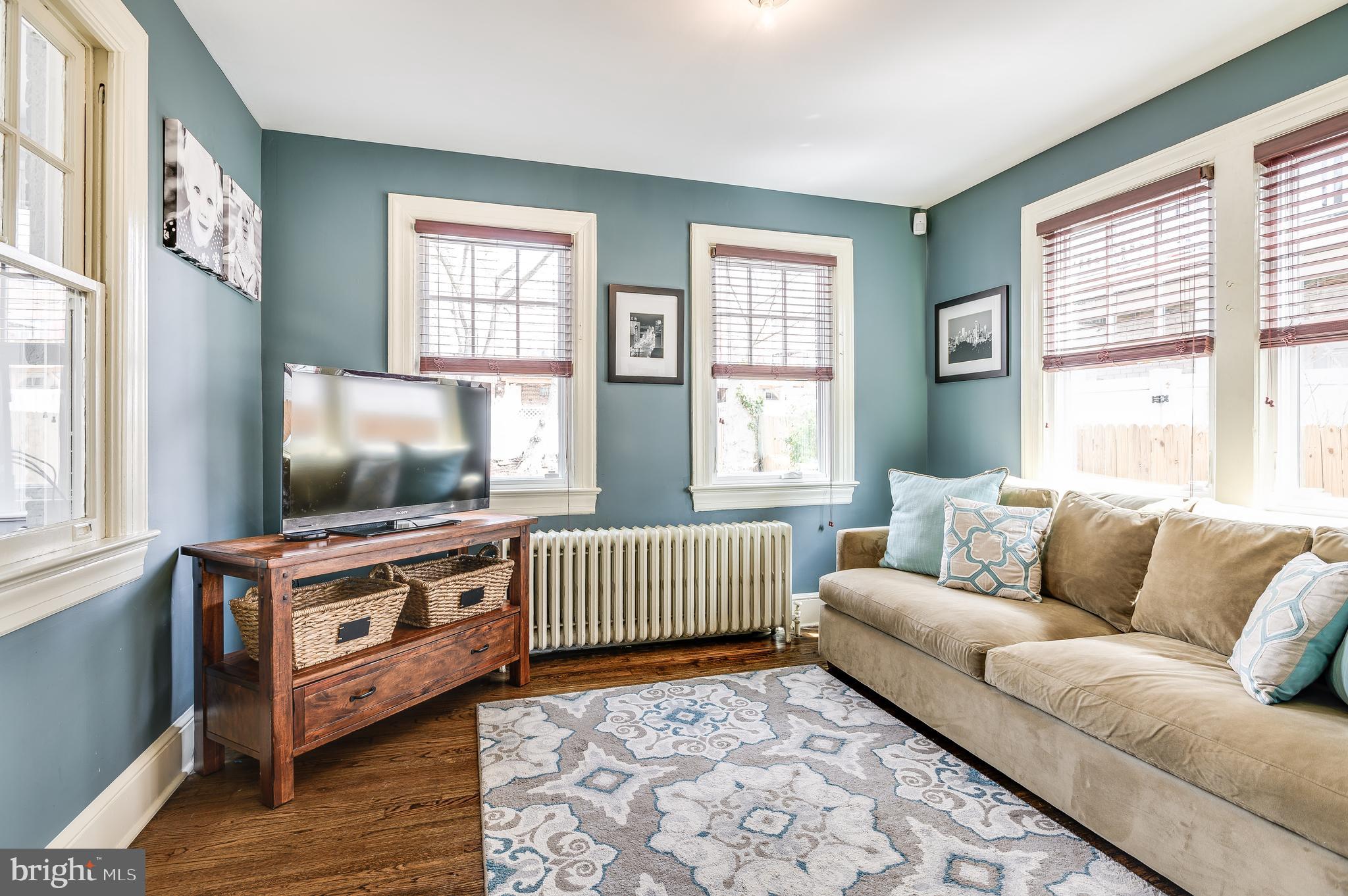118 East Glebe Road Alexandria, VA 22305 - Photo 10 of 33 Family Room with Views of Backyard