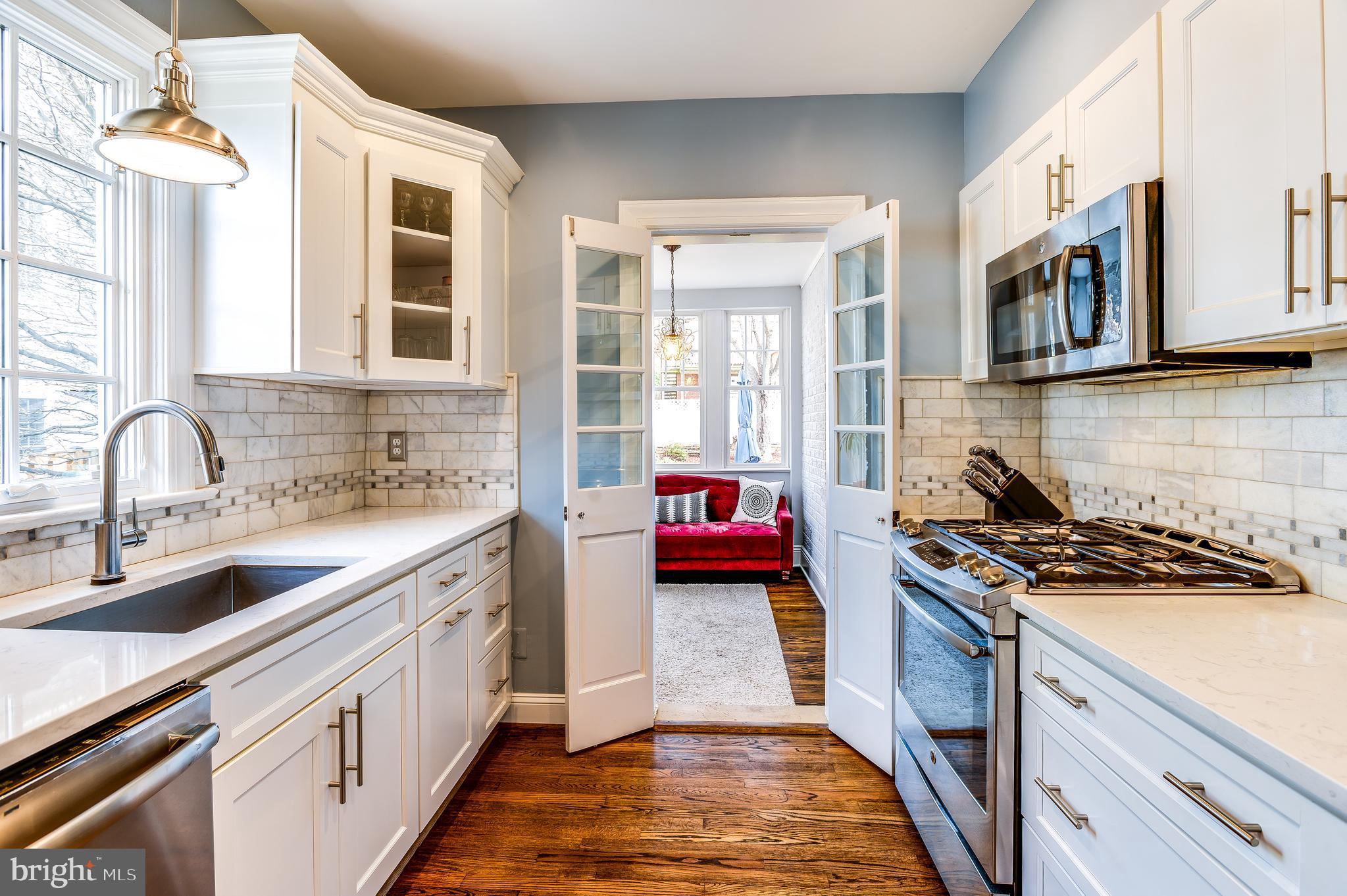 118 East Glebe Road Alexandria, VA 22305 - Photo 13 of 33 Quartz Countertops & Marble Subway Tile Backsplash