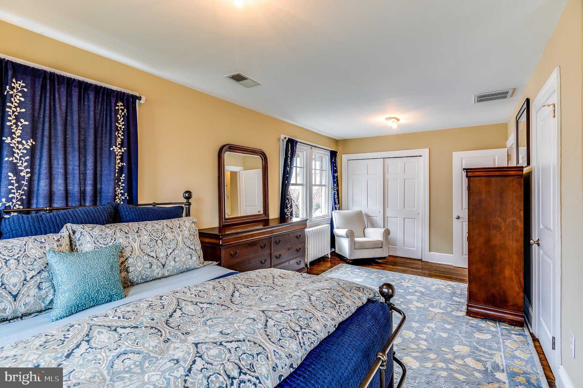 118 East Glebe Road Alexandria, VA 22305 - Photo 20 of 33 Spacious Master Bedroom w/ Room for Sitting Area