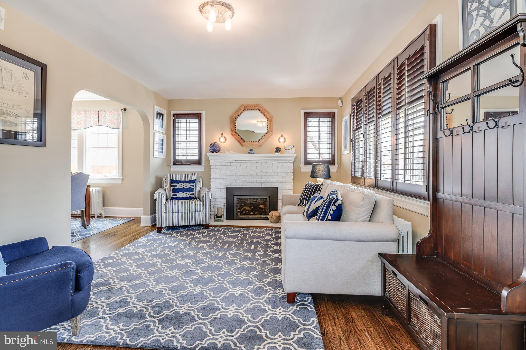 Living Room w/ Gas Fireplace