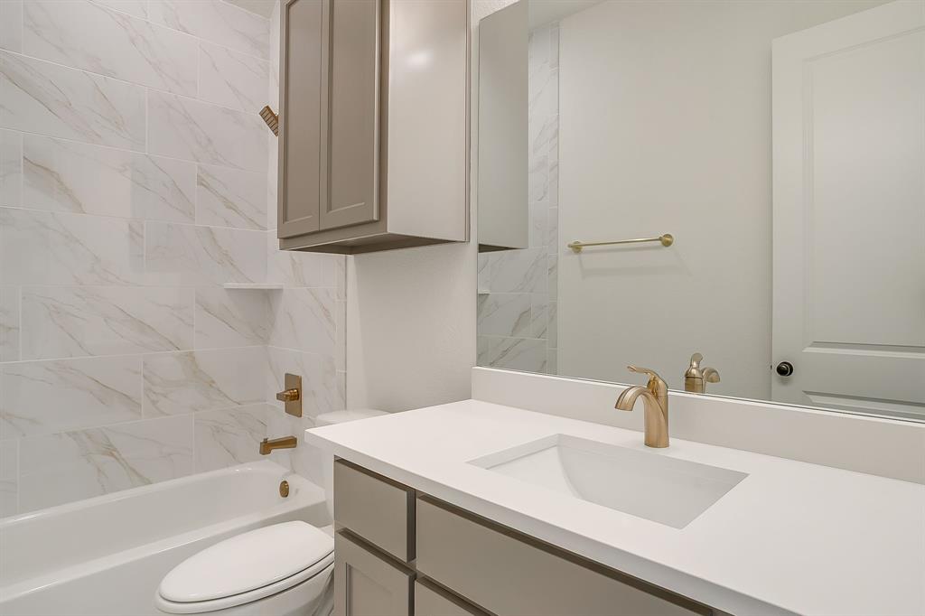 7286 Velvetleaf Street Benbrook, TX 76126 - Photo 8 of 39 a bathroom with a sink a toilet and bathtub