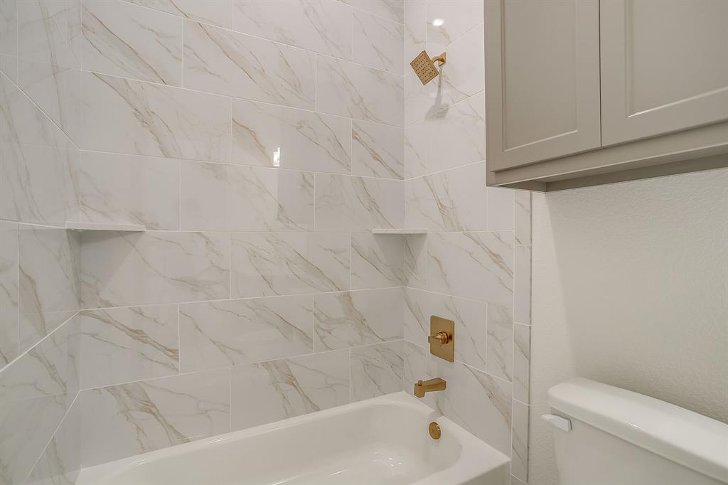7286 Velvetleaf Street Benbrook, TX 76126 - Photo 9 of 39 a bathroom with a bathtub