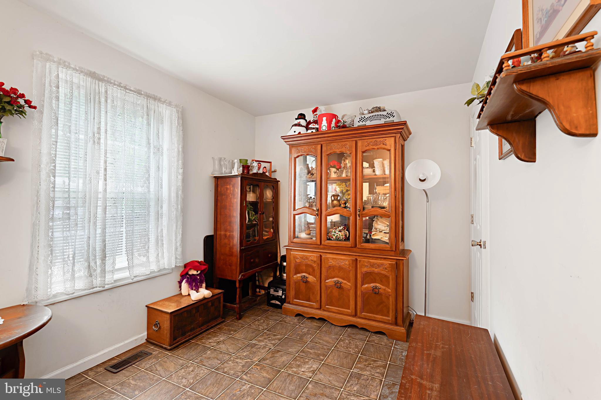 315 Beech Road Millville, NJ 08332 - Photo 15 of 21 a living room with furniture and a window