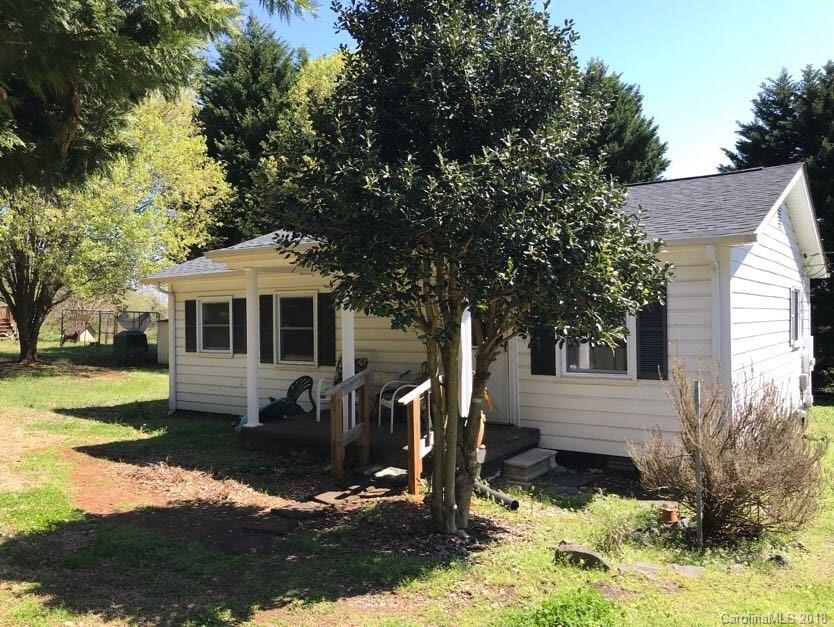 a view of a house with backyard