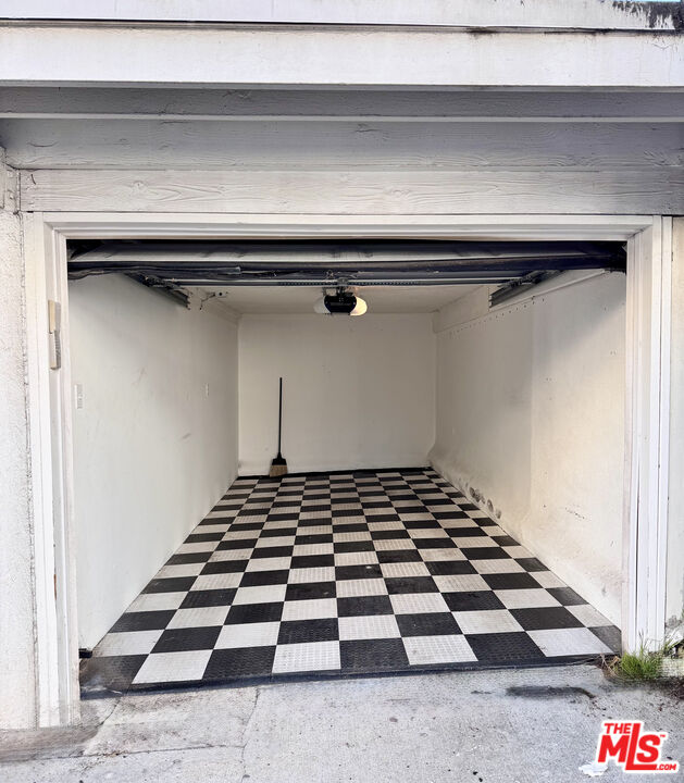825 16th Street, Unit B Santa Monica, CA 90403 - Photo 13 of 15 a black and white checkered floor