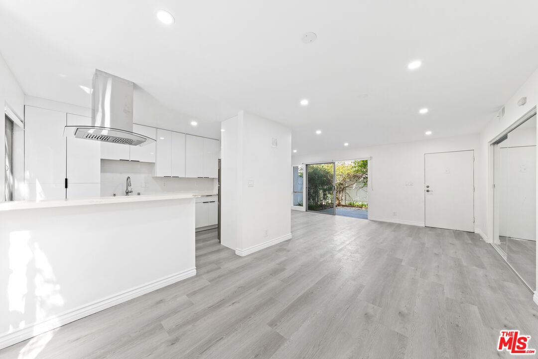 825 16th Street, Unit B Santa Monica, CA 90403 - Photo 2 of 15 a view of kitchen with wooden floor and electronic appliances