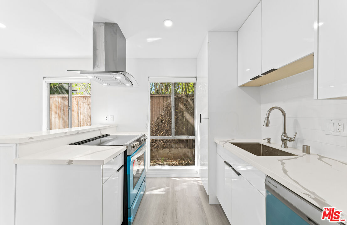 825 16th Street, Unit B Santa Monica, CA 90403 - Photo 3 of 15 a kitchen that has a sink and a stove in it