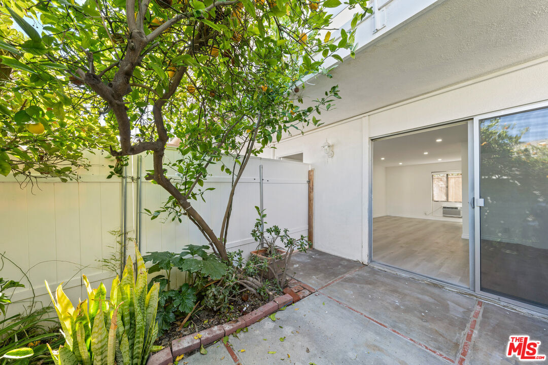 825 16th Street, Unit B Santa Monica, CA 90403 - Photo 7 of 15 front view of a house with a yard
