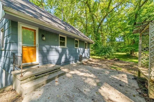 $395,000 | 5903 Northwest Walnut Creek Drive, Parkville, MO 64152