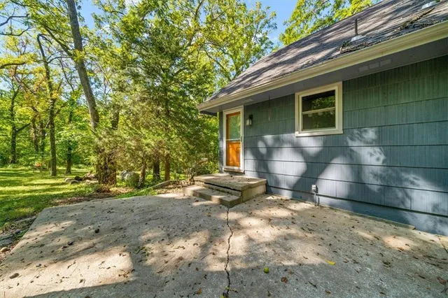 $395,000 | 5903 Northwest Walnut Creek Drive, Parkville, MO 64152