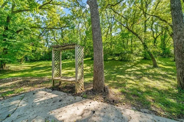 $395,000 | 5903 Northwest Walnut Creek Drive, Parkville, MO 64152